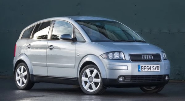 Audi A2 е най-старият модел тук с дебют от началото на века. Странният компактен автомобил никога не оправда очакванията за продажби благодарение на висока цена и необичайния си външен вид . Но точно този външен вид допринесе за високата ефективност на автомобила, тъй като беше значително по-аеродинамичен от всичко в своя клас по това време. Колата е и доста лека.

При шофиране само в градски условия немският мъник падна до 3,5 литра на 100 километра. Сякаш стандартният A2 не беше достатъчно ефективен, Audi също пусна ограничена серия 3L, включваща по-тънки гуми и по-малък 1.2L дизелов двигател, който можеше да постигне разход около 3,27 л/100 км. Това несъмнено беше инженерен триумф, но никога не доведе до високи продажби.
